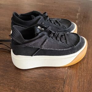 UGG Women’s Ez Lace Sneaker